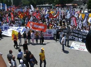 DİSK üyeleri Taksim'e yürüdü