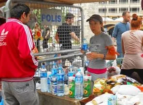 Dünyanın her yerinden Gezi Parkı için yemek siparişi yağdı