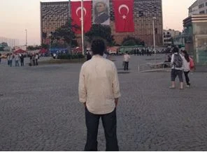 Duran adam eylemi taklitçi bir eylem mi?