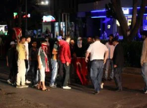 Emniyet Müdürü gösterici arasında ilginç diyalog