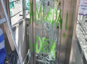 Engelli asansörü de eylemcilerin hışmına uğradı