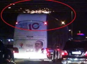 Erdoğan'ın otobüsü üst geçide çarptı