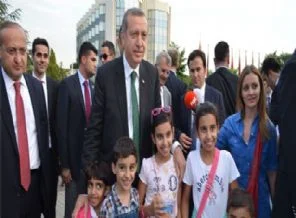 Erdoğan turist çocuklarla fotoğraf çektirdi