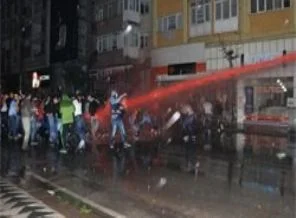 Eskişehir'de göstericilere kırmızı boyalı su