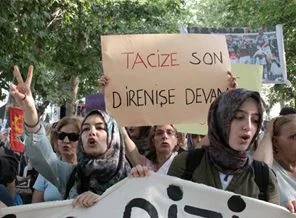 Eylemci kadınlardan başörtülü kadınlara tacize tepki
