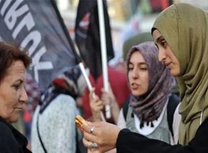 Eylemci kadınlardan başörtülü kadınlara uygulanan şiddete tepki