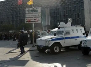 Eylemci polis aracından eylemcilere seslendi