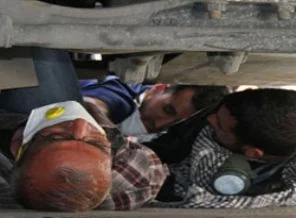 Eylemci TOMA'nın altına girdi