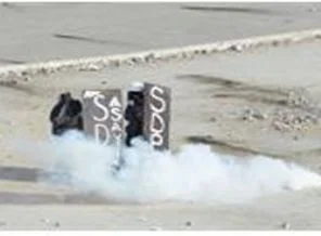 Eylemciler, molotof atanlarla polisin arasına girdi