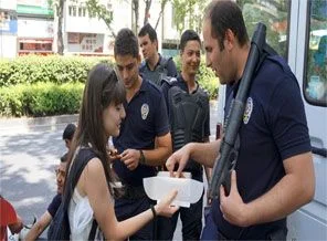 Eylemciler polise kandil simidi dağıttı