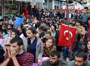 Eyleme katılan öğretmen ve öğrenciler takipte