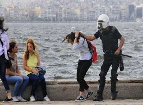 Eylemler Alsancak'ta ciroları yarıya düşürdü