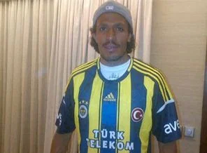 Fenerbahçe'de Alves, resmi sözleşmeye imza attı