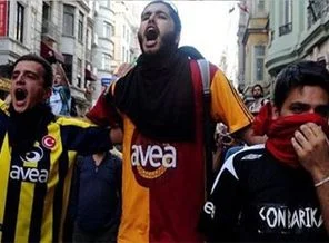 Fenerbahçe ve Beşiktaş taraftarları Taksim'e yürüyor