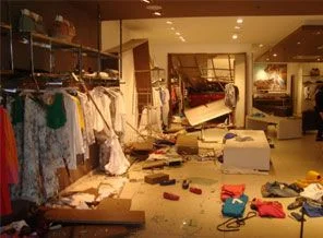 Fren yerine gaza basınca AVM'ye girdi