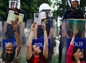 Gezi'den çıkamayan polis: Kafama sıkacağım!