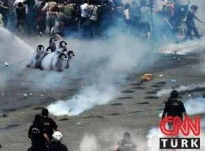 Gezi eylemcilerinden CNNTürk'e penguenli gönderme