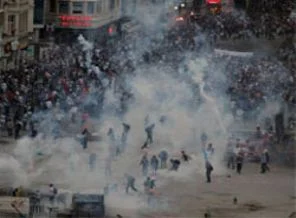 Gezi olaylarında iki polis bıçaklandı