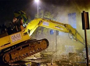 Gezi Parkı eylemcileri TOMA'ya karşı iş makinesini kullandılar