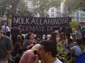 Gezi Parkı'nda namaz kılan eylemci