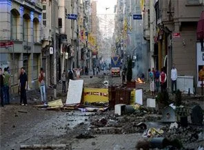 Gezi Parkı''ndaki göstericiler ne yapacaklarını tartışıyor