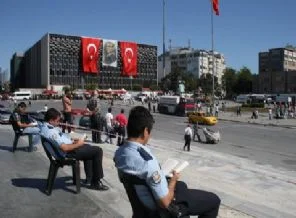 Gezi Parkı'ndaki polisler ne okuyor?
