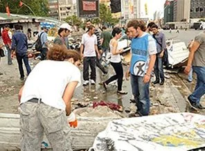 Gezi Parkı'nın girişindeki barikatlar kaldırılıyor