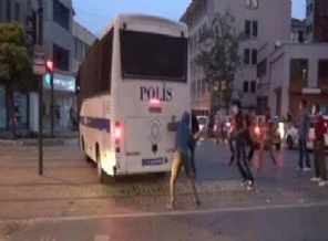 Göstericiler polis aracına saldırdı