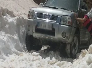 Hakkari'de kardan köylerine inemediler