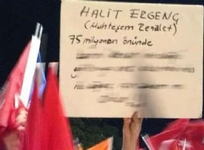 Halit Ergenç'i aşağılayan pankart photoshop çıktı