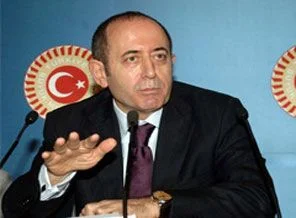 Hamzaçebi: Başbakan balkondan indi tomaya bindi