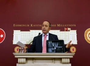 Hamzaçebi'den 'sessiz müzik' eşliğinde basın toplantısı