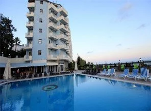 Haşemalı çifti havuzdan çıkardılar
