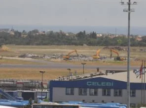 Havalimanındaki askeri alan yıkılıyor