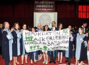 'Hekimlik yemini' edip 'gezi parkı' pankartı açtılar