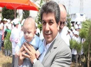 Her yeni doğan bebeğe bir fidan