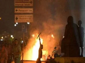 İzmir'de 90 gözaltı var