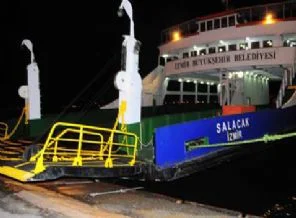 İzmir'de feribot iskeleye çarptı: 3 yaralı
