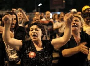 Kadınlar, Taksim'deki çocuklarına destek verdi