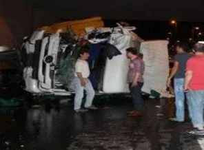 Kamyon devrildi, trafik felç oldu