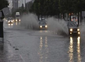 Kayseri'de sağanak yağış hayatı felç etti
