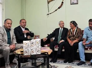Kılıçdaroğlu'ndan Sarısülük'ün ailesine taziye ziyareti
