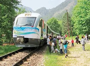 Kirala bir tren, ister pikniğe git, ister düğüne
