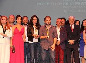 Kırmızı Lale'nin en iyisi Tepenin Ardı