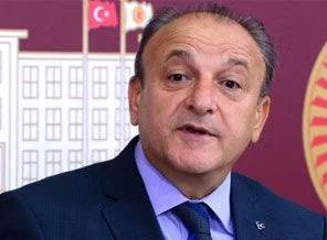 'Kitap okuyan adam' Oktay Vural