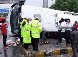 Kocaeli'de servis midibüsü devrildi: 20 yaralı