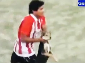 Köpeğe saldıran futbolcu kırmızı kart gördü