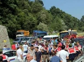 Köylüler, üst geçit için yolu kapattı