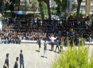 Liseliler derslere girmedi, siyahlar giydi