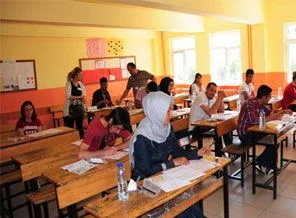 LYS sırasında öğrencinin kafasına alçı parçası düştü